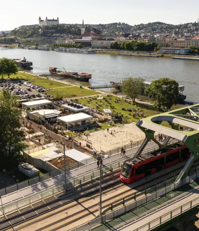 Tyršák na brehu Dunaja s výhľadom na Bratislavský hrad
