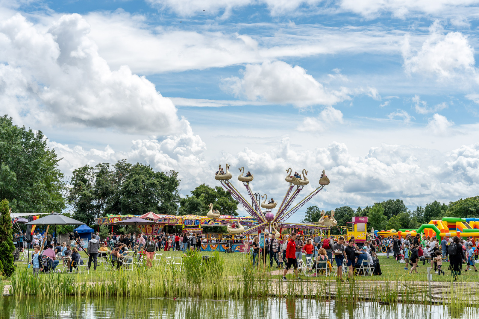 Rodiny a deti pri kolotoči a atrakciách na ESET Family Day 2024 v Malinove